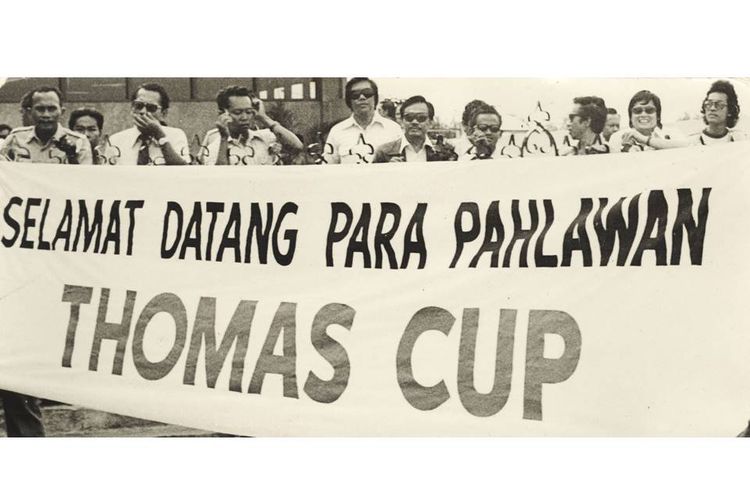 Team Thomas Cup Indonesia berhasil memboyong kembali Piala Thomas dalam pertandingan di Bangkok bersama Team Manager Emon Suparman pada tahun 1976 telah tiba di lapangan udara Halim Perdanakusumah, telah disambut oleh para pelajar dan masyarakat ibukota. Pada gambar para peserta Team Thomas Cup Indonesia bersama team manager sedang membawa piala Thomas tersebut. 