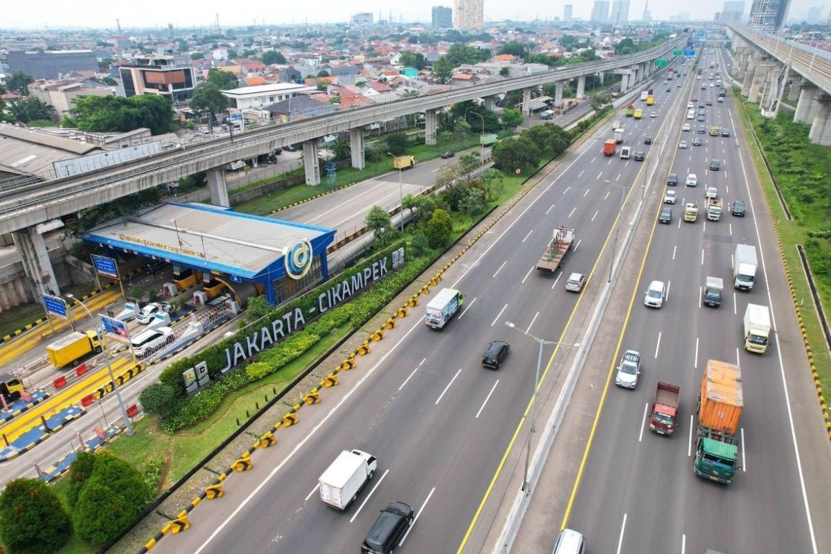 Gerbang Tol Jakarta-Cikampek. Menurut data ATI, sebagian besar investasi BUJT masih membutuhkan waktu panjang untuk mencapai tingkat pengembalian yang memadai.