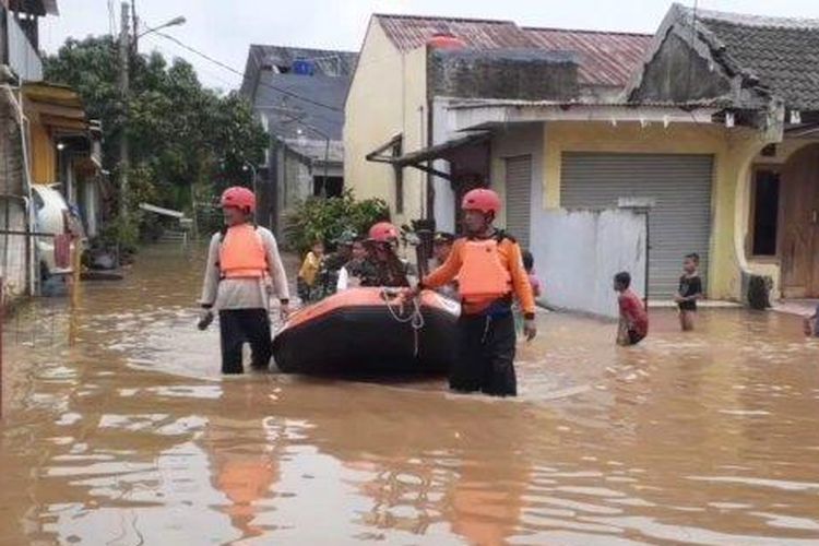 Perumahan Griya Setu Permai, Kabupaten Bekasi, terendam banjir akibat meningkatnya volume Sungai Cileungsi yang juga aliran Kali Cisadang di lokasi.