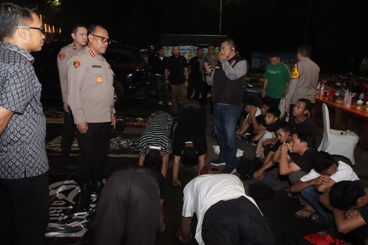 Kapolres Metro Jakarta Utara Komisaris Besar Polisi Gidion Arif Setyawan melakukan pembinan kepada 124 remaja yang terciduk melakukan konvoi saat malam takbiran, Rabu (10/4/2024).
