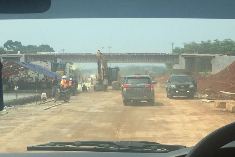 Pekerjaan konstruksi Tol Batang-Semarang, Sabtu (26/5/2018).