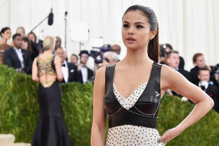 Selena Gomez menghadiri perhelatan Manus x Machina: Fashion In An Age of Technology Costume Institute Gala atau yang biasa disebut Met Gala di Metropolitan Museum of Art, New York, AS, Senin (2/5/2016) waktu setempat. 