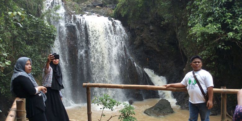 Obyek wisata Air Terjun Curug Gending Asmoro di Dusun Tompo Gunung, Desa Kalongan, Kecamatan Ungaran Timur, Kabupaten Semarang, Jawa Tengah, Sabtu (17/2/2018).