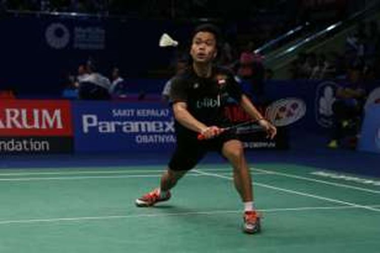 Pebulu tangkis tunggal putra Indonesia, Anthony Sinisuka Ginting, mengembalikan kok dari pemain Denmark, Jan O Jorgensen, pada babak pertama BCA Indonesia Open Superseries Premier 2016 di Istora Gelora Bung Karno, Senayan, Jakarta, Rabu (1/6/2016).