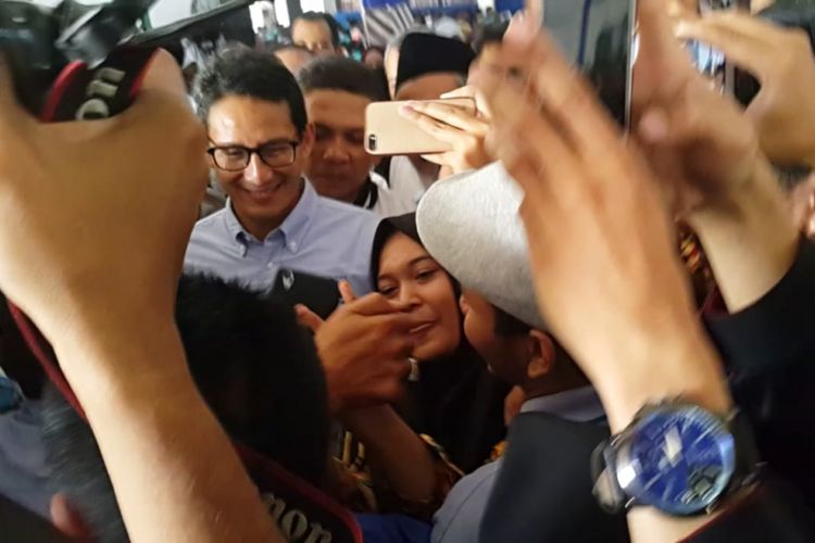 Seorang mahasiswi Universitas Muhammadiyah Surakarta berswafoto dengan Cawapres Sandiaga Uno usai Sandiaga mengisi kuliah umum di kampus tersebut, Sabtu (22/9/2018).