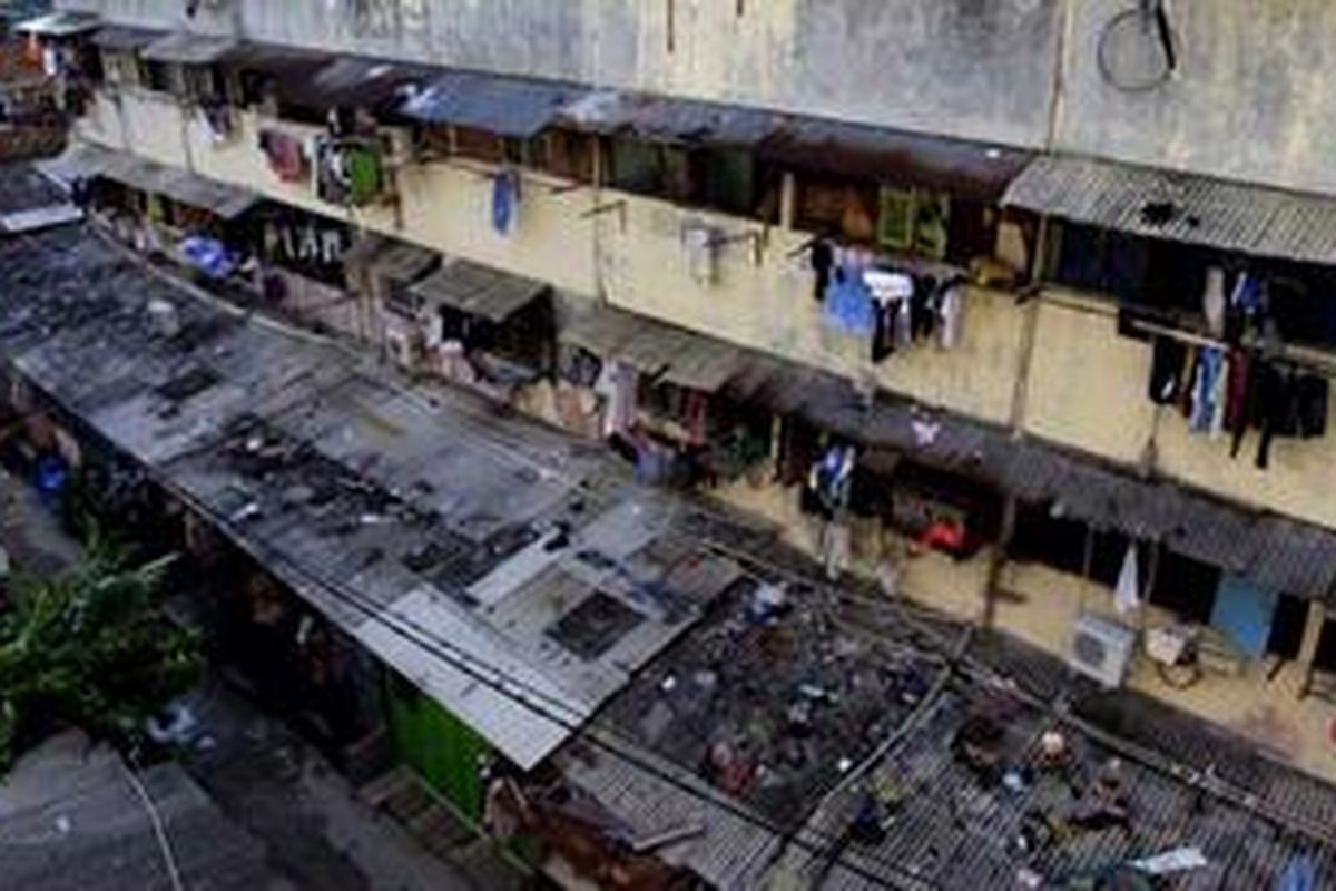 Berbagai jemuran pakaian dan perabot rumah tangga tampak berjajar di sebuah rumah susun (rusun) di kawasan Penjaringan, Jakarta Utara.
