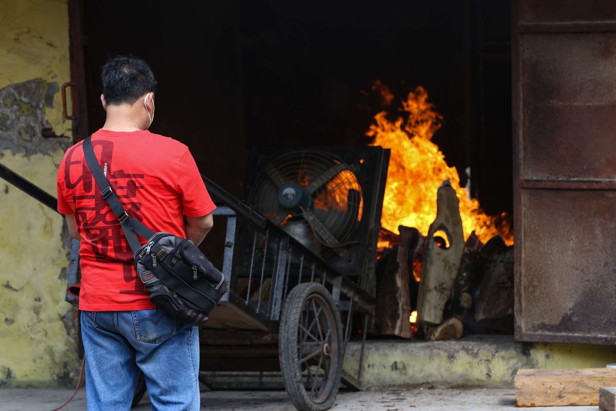 Warga melakukan proses kremasi keluarganya yang meninggal di Krematorium Cilincing, Jakarta Utara, Sabtu (24/7/2021). Krematorium Cilincing melayani pemulasaraan jenazah pasien Covid-19 sejak 19 Juli 2021.