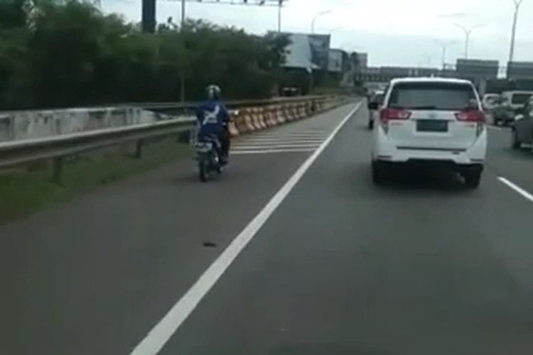 Tangkapan layar video pengendara motor masuk tol Kunciran arah Tangerang, Selasa (1/3/2022).