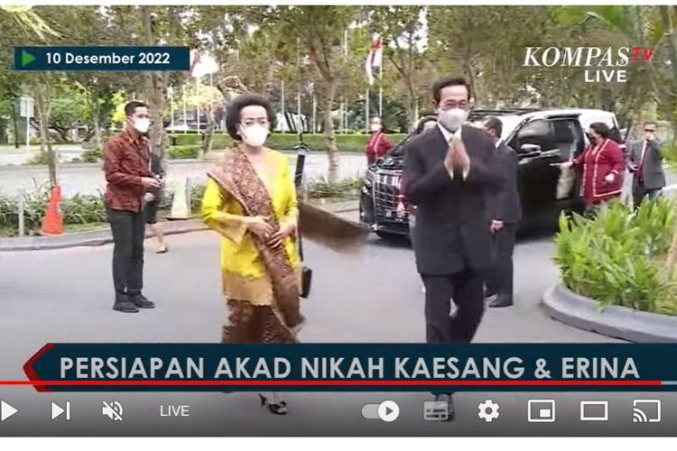 Gubernur Daerah Istimewa Yogyakarta (DIY) Sri Sultan Hamengku Buwono X datang ke acara akad nikah Kaesang Pangarep dan Erina Gudono bersama keluarga.