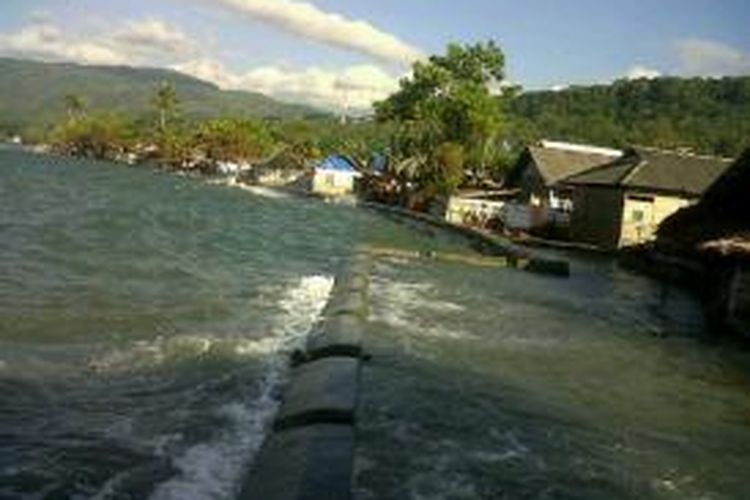 Sejumlah rumah warga tampak mulai terendam banjir rob di Desa Wakal, Kecamatan Leihitu, Kabupaten Maluku Tengah, Selasa (4/2/2014).