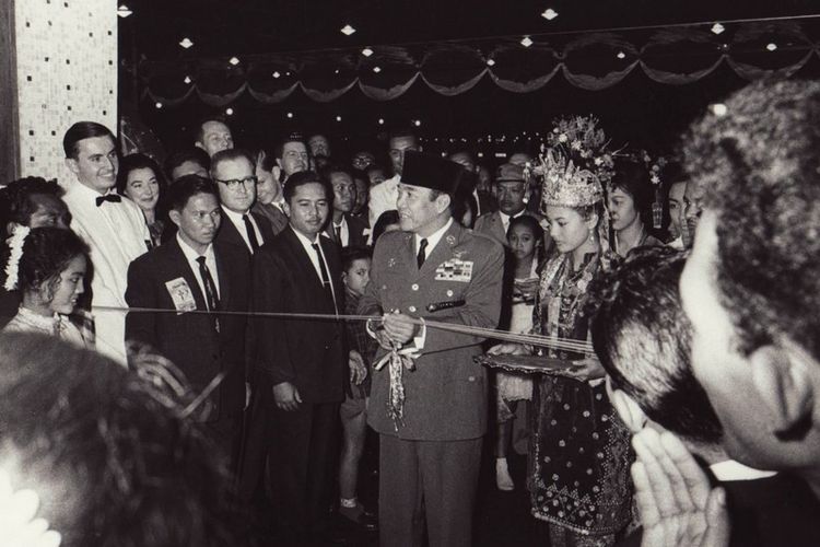 Presiden RI Soekarno menggunting pita pembukaan Hotel Indonesia (5/8/1962) 