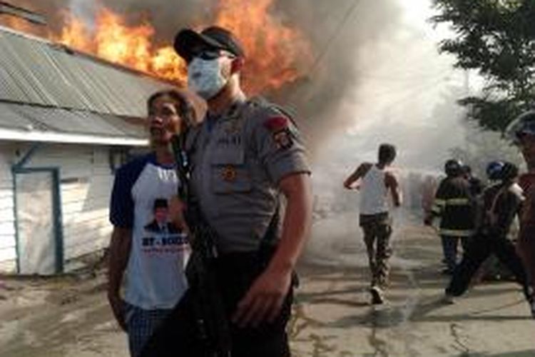 Kebakaran landa Balikpapan. Sedikitnya 118 rumah di dua Rt di kecamatan Balikpapan Barat ludes terbakar, Minggu (23/2/2014). Pemadam kebakaran memerlukan waktu empat jam untuk jiplakan api.