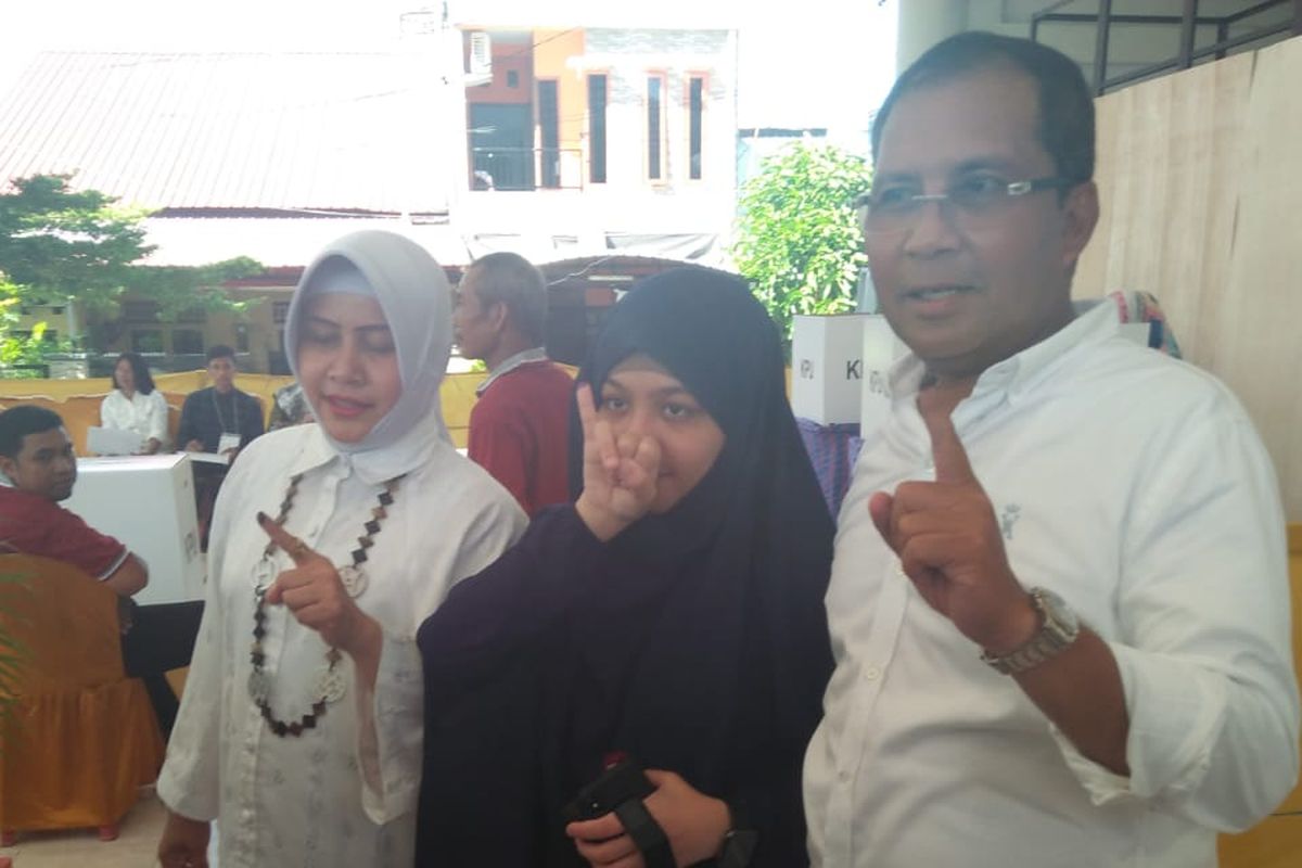 Wali Kota Makassar Mohammad Ramdhan Pomanto usai melakukan pencoblosan di TPS dekat rumah pribadinya di Jalan Amirullah, Kota Makassaar, Rabu (17/4/2019).