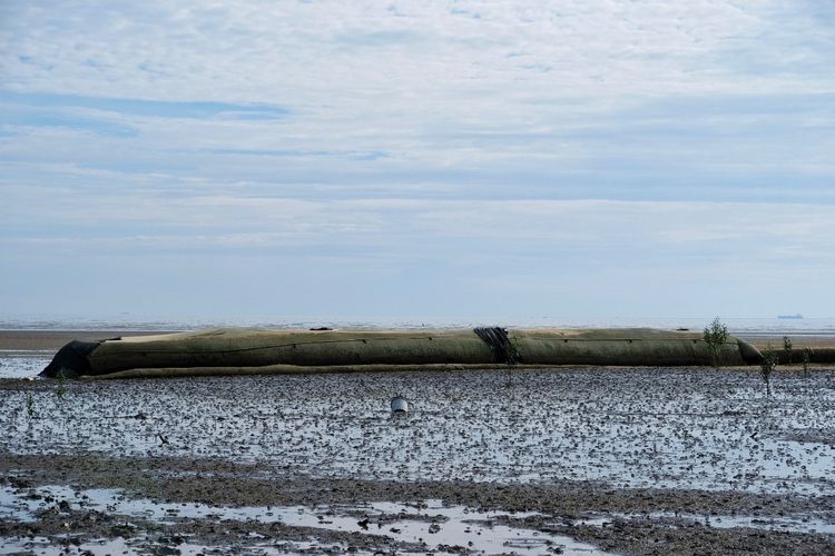 Penggunaan geobag di pesisir pantai