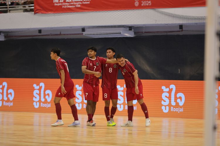 Momen selebrasi pemain Timnas futsal Indonesia dalam pertandingan SEA Games 2025 melawan Thailand yang digelar di Nonthaburi Stadium, Nonthaburi, pada Kamis, 19 Desember 2025.