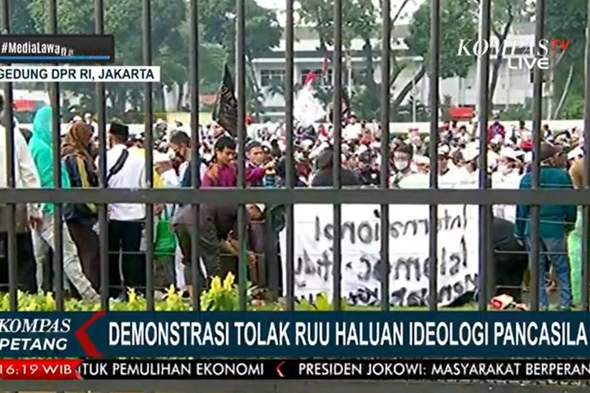 Massa melakukan aksi unjuk rasa menolak pembahasan Rancangan Undang-Undang Haluan Ideologi Pancasila (RUU HIP) di depan Gedung DPR/MPR RI Jalan Gatot Subroto, Jakarta Selatan, Rabu (24/6/2020).