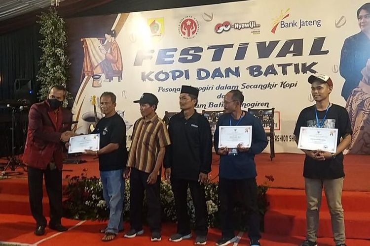 Bupati Wonogiri, Joko Sutopo menyerahkan sertifikasi kopi kepada petani kopi yang mengikuti Festival Kopi dan Batik di Alun-Alun Giri Krida Kabupaten Wonogiri, Sabtu (1/10/2022) malam.
