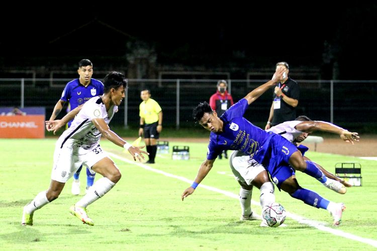 Pertandingan antara PSIS Semarang dan Bali United di Stadion I Gusti Ngurah Rai, Denpasar, Bali, Minggu (20/2/2022) malam WIB. Partaii PSIS vs Bali United termasuk dalam rangkaian laga pekan ke-26 Liga 1 2021-2022.