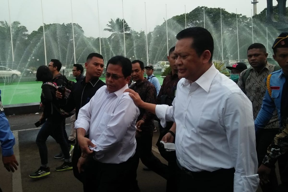 Ketua DPR RI Bambang Soesatyo, Selasa (24/9/2019), hendak menemui mahasiswa yang berunjuk rasa di depan Gedung MPR/DPR Senayan, Jakarta. 