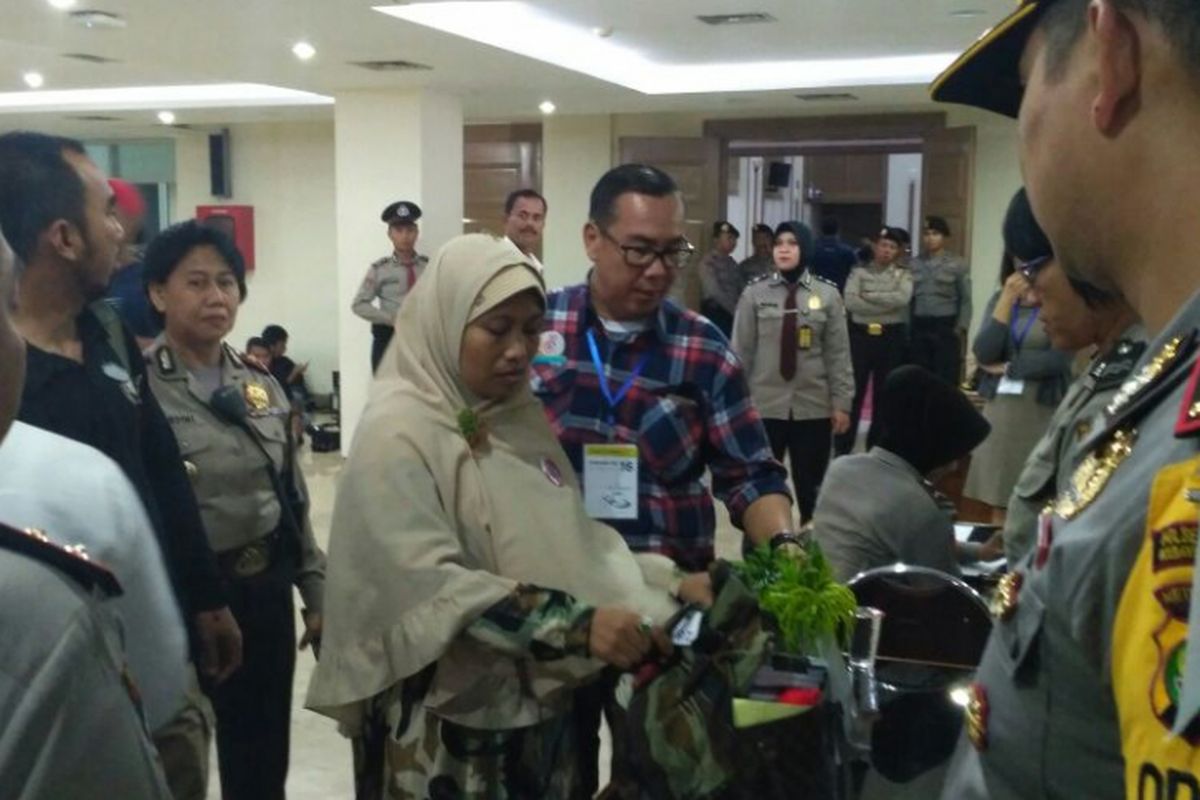 Seorang perempuan yang kedapatan membawa sangkur saat hendak memasuki persidangan kasus dugaan penodaan agama dengan terdakwa Basuki Tjahaja Purnama atau Ahok di Kementerian Pertanian, Jakarta Selatan, Rabu (29/3/2017).