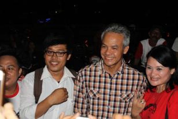 Gubernur Jawa Tengah, Ganjar Pranowo foto selfie bersama dengan masyarakat di Simpang Lima Semarang, Kamis (19/6/2014) malam.
