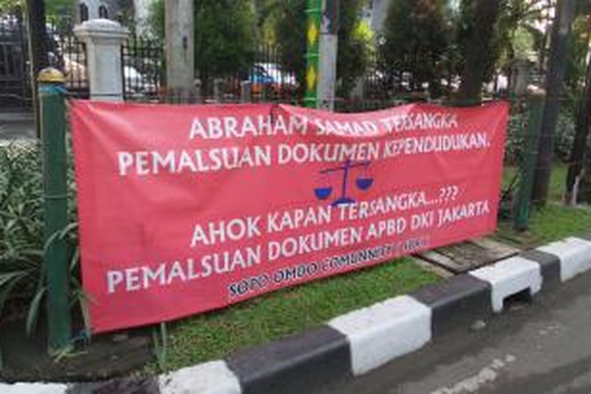 Sebuah spanduk yang terpasang di pagar Gedung DPRD, Senin (23/3/2015). Spanduk tersebut berisi permintaan agar lembaga penegak hukum memeriksa Gubernur DKI Jakarta Basuki Tjahaja Purnama alias Ahok, terkait kisruh RAPBD 2015