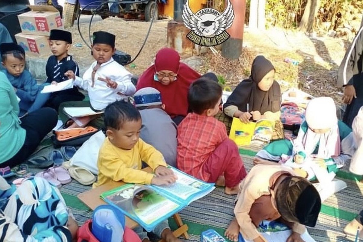 Geng Gemes ketika kegiatan mengajar anak, di Surabaya, Minggu (26/1/2025).