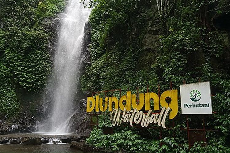 Air terjun Dlundung, salah satu tempat wisata di Trawas, Mojokerto. 