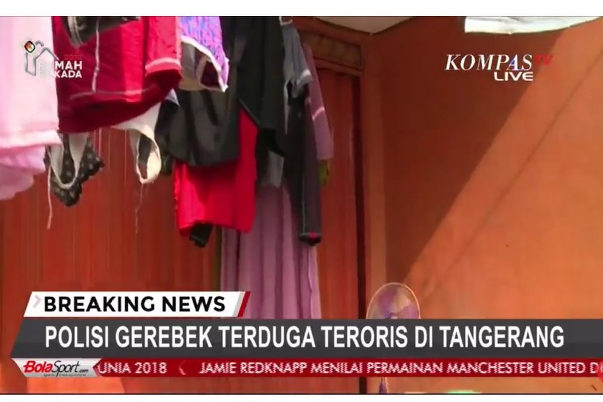 Kondisi di depan rumah tersangka teroris di Jalan Jalan Gempol, Kunciran, Pinang, Tangerang Kota, Rabu (16/5/2018).