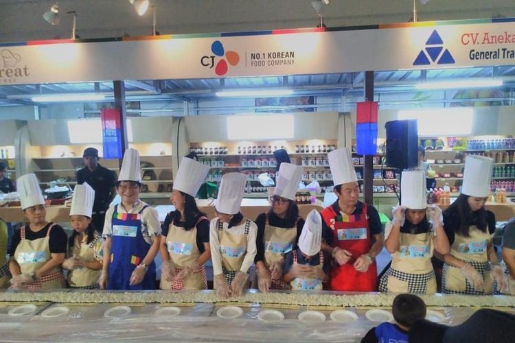 Salah satu rangkaian acara dari Korean Food Festival, yaitu memasak kimbap yang diselenggarakan oleh GS Supermarket tahun lalu.