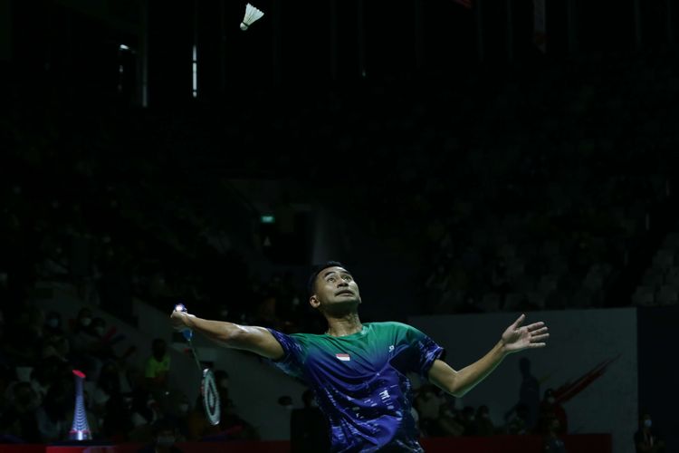 Tunggal putra Indonesia Tommy Sugiarto bertanding melawan tunggal putra Hong Kong, Lee Cheuk Yiu pada babak 32 besar Indonesia Masters 2022 di Istora Senayan, Jakarta, Rabu (8/6/2021).  Lee Cheuk Yiu berhasil mengalahkan Tommy Sugiarto melalui duel sengit tiga gim yang berakhir dengan skor 17-21, 21-9, dan 21-17.