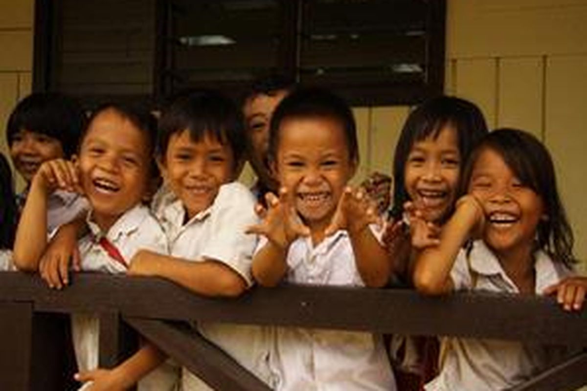 Ilustrasi: Kepala Sekolah SDN 004 Libang. Agustina mengakui, rata-rata orang tua siswa di wilayah itu masih kurang perhatian terhadap kebutuhan pendidikan bagi anak-anaknya, sehingga tak jarang siswa tidak masuk kelas hanya lantaran harus membantu orang tuanya ke ladang atau beternak dalam waktu yang cukup lama.