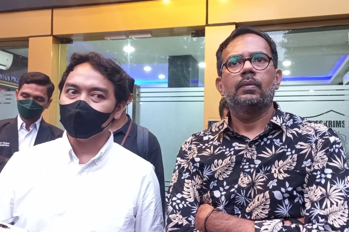 Aktivis Haris Azhar (kanan) bersama Kuasa hukumnya, Nurkholis saat menyambangi Gedung Ditreskrimsus Polda Metro Jaya, Rabu (23/3/2022).