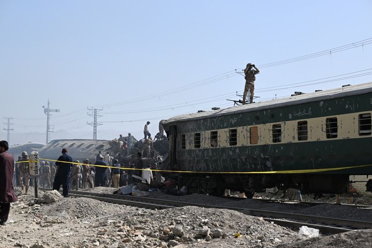 Bom Bunuh Diri Hancurkan Kereta Militer di Pakistan, 24 Tentara Tewas