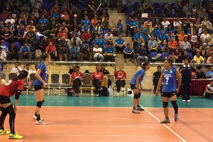 Pemain Jakarta Elektrik PLN, Aprilia Mangangan (no 7), berbicara dengan tim saat menghadapi Jakarta PGN Popsivo Polwan pada Seri III Putaran Pertama Proliga 2017 di GOR Temenggung Abdul Jamal, Batam, Jumat (10/2/2017).