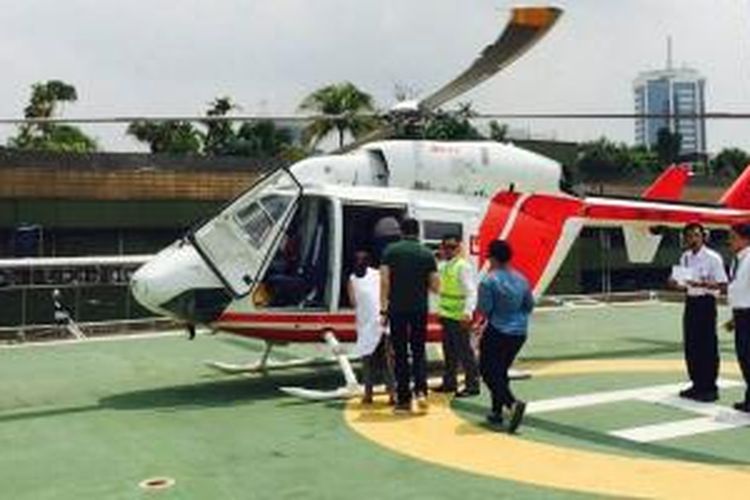 Layanan helikopter Uber berangkat dari mal Grand Indonesia ke Halim Perdanakusuma, Jumat (20/11/2015). 