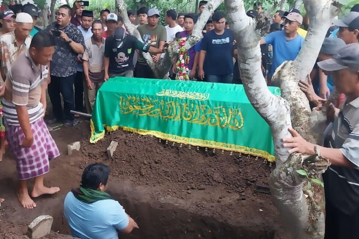 Pemakaman dua korban Ledakan di Desa Sumolawang, Kecamatan Puri, Kabupaten Mojokerto, Jawa Timur, Senin (13/1/2025)