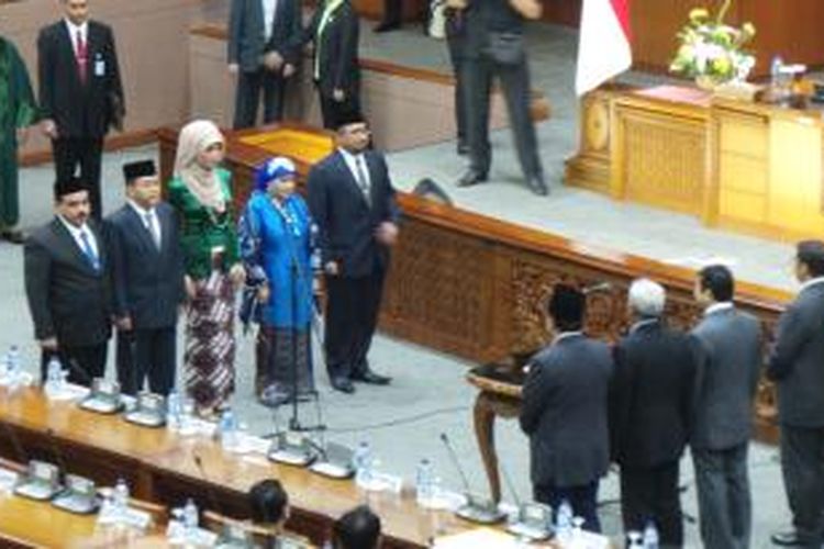 Acara pelantikan Arzeti Bilbina (tiga dari kiri) saat dilantik menjadi anggota DPR RI dari Fraksi PKB, di Gedung Parlemen, Senayan, Jakarta, Selasa (27/1/2015).