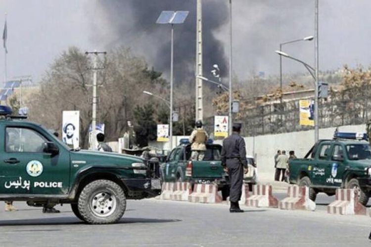 Asap mengepul dari RS Sardar Daud Khan menyusul serangan yang terjadi di tempat itu, Rabu (8/3/2017). Pasukan keamanan Afganistan diterjunkan untuk mengamankan RS militer terbesar Afganistan di Kota Kabul itu.