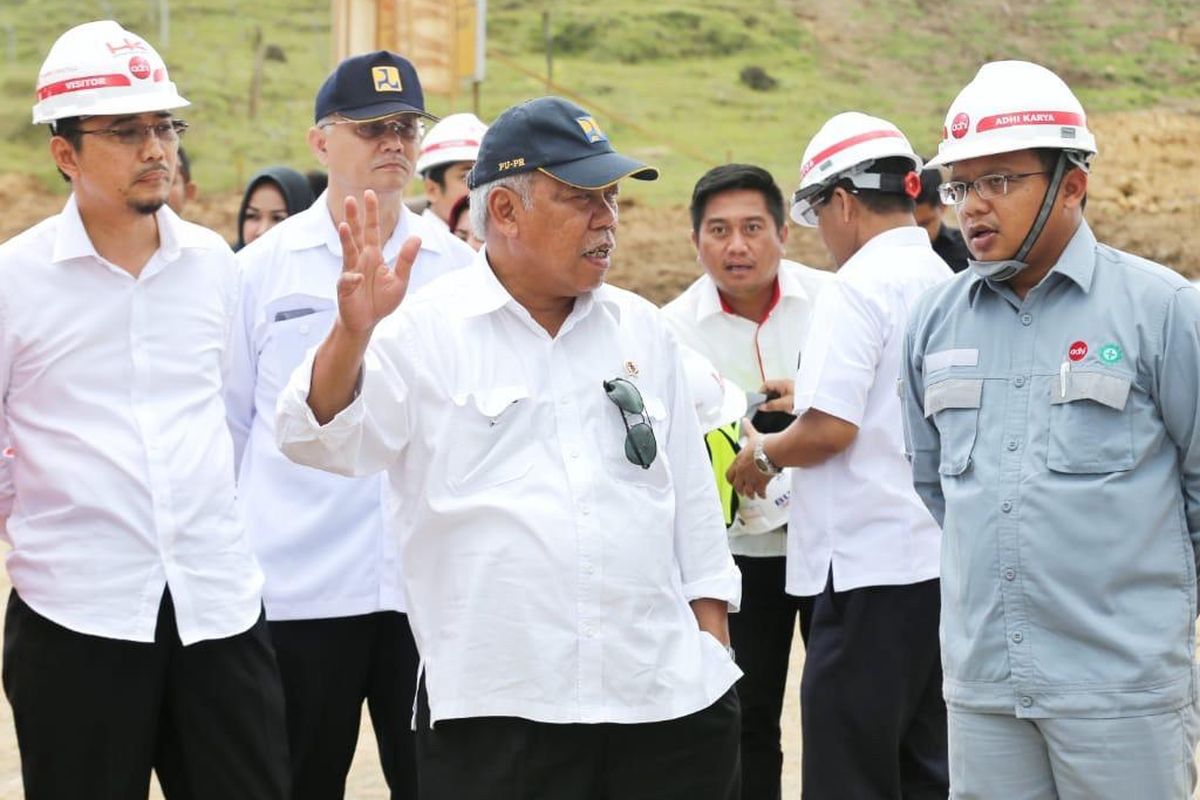 Menteri PUPR Basuki Hadimuljono saat meninjau proyek Tol Banda Aceh-Sigli.