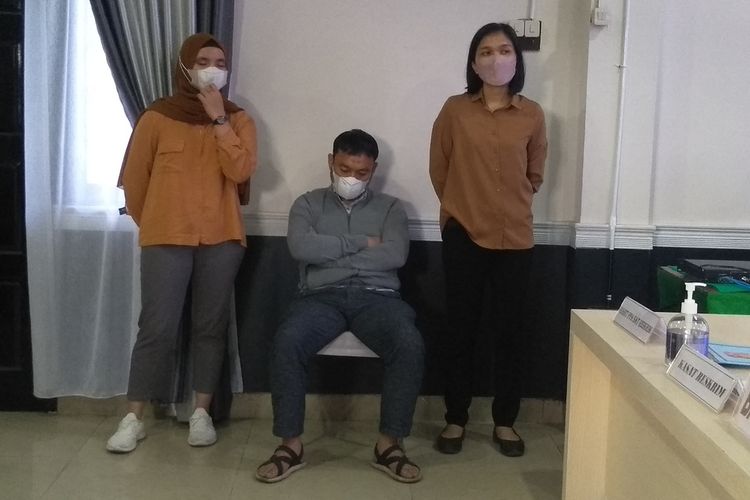 Tersangka H (45) ditangkap Polrestabes Medan atas kasus penganiayaan anak remaja di minimarket di Jalan Pintu Air IV, Kelurahan Kwala Bekala, Kecamatan Medan Johor pada Kamis (16/12/2021) sore. Pelaku ditangkap di sebuah kafe pada Jumat (24/12/2021) malam.