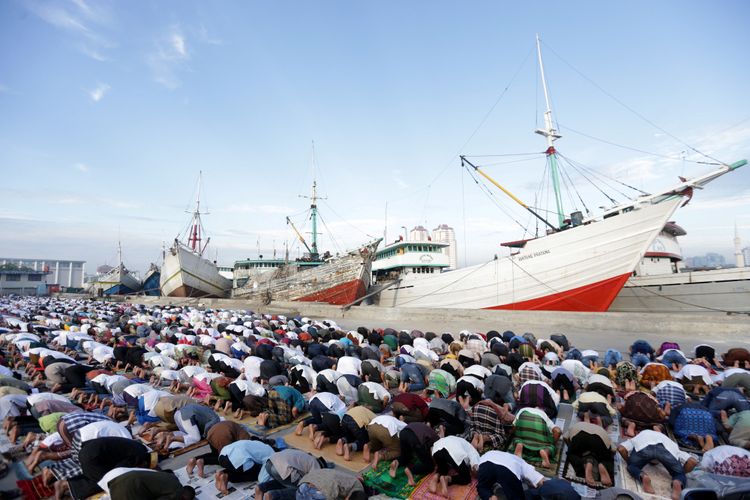 Umat muslim menunaikan Shalat Idul Fitri 1438 Hijriah di Pelabuhan Sunda Kelapa, Minggu (25/6/2017). Pemerintah menetapkan 1 Syawal 1438 Hijriah atau Idul Fitri jatuh pada hari ini. KOMPAS IMAGES/KRISTIANTO PURNOMO