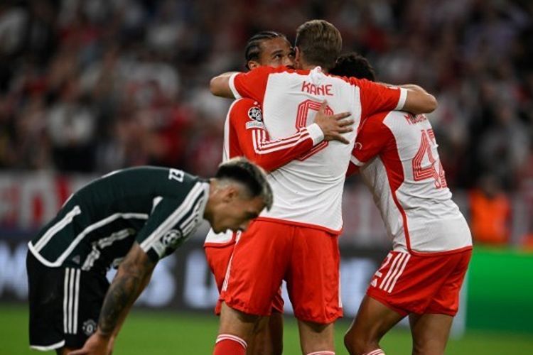 Gelandang Bayern Muenchen, Leroy Sane, berselebrasi bersama Harry Kane dan Jamal Musiala dalam matchday perdana penyisihan Grup A Liga Champions yang mempertemukan Bayern vs Man United di Stadion Allianz Arena pada 20 September 2023. (Foto oleh Tobias SCHWARZ / AFP)