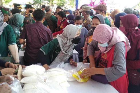 Ratusan Emak-emak di Nganjuk Menyerbu Minyak Goreng Murah di GOR Bung Karno