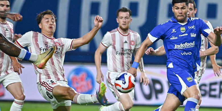 Pemain Persib Bandung Julio Cesar (Biru) berlomba menggapai bola dengan pemain Western Sydney Wanderers dalam laga persahabatan internasional Sabtu (2/8/2025) di Stadion Gelora Bandung Lautan Api (GBLA).