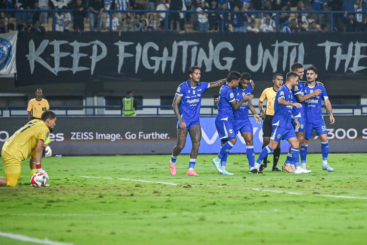 Selebrasi pemain Persib Bandung setelah mencetak gol ketiga ke gawang Madura United dicatatkan Uilliam Barros menit 45. Laga pekan ke-23 Super League 2025-2026, itu berakhir 5-0 untuk kemenangan tuan rumah di Stadion Gelora Bandung Lautan Api (GBLA), Kamis (26/2/2026). 