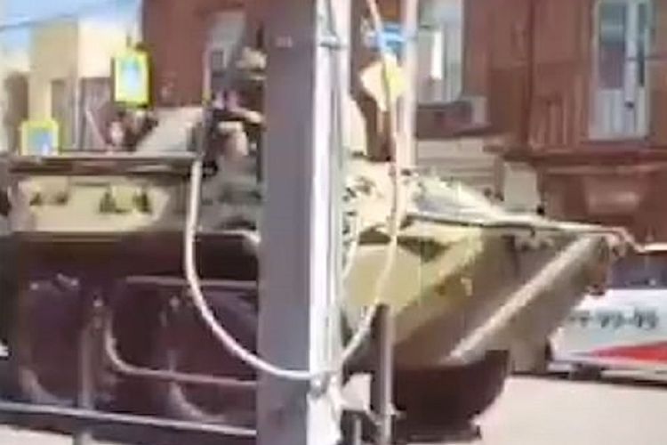 Kendaraan angkut personel BTR 60 milik militer Rusia melintas di Region Astrakhan, sekitar 560 km dari perbatasan Ukraina. Rusia disebut mengecat tanknya dengan garis invasi.