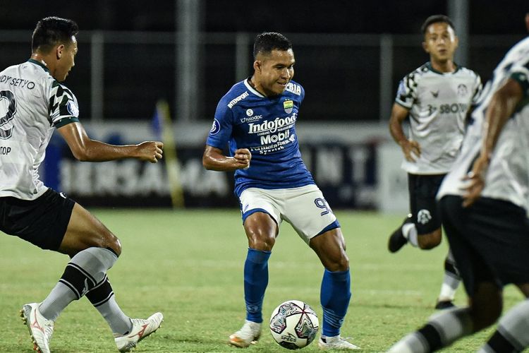 Penampilan Erwin Ramdani saat membela Persib Bandung melawan Persikabo 1973 pada laga pekan ke-21 Liga 1 2021-2022 di Stadion I Gusti Ngurah Rai, Denpasar, Bali, Sabtu (29/1/2022) malam WIB.