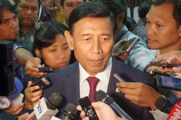 Menteri Koordinator bidang Politik, Hukum dan Keamanan Wiranto saat ditemui di kantor Kemenko Polhukam, Jakarta Pusat, Kamis (9/3/2017).