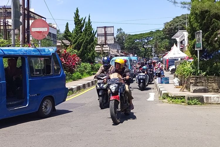 Situasi arus lalu lintas di jalur menuju arah Puncak Bogor, Jawa Barat, pada H-3 Lebaran 2024 atau Minggu (7/4/2024). Sejumlah pemudik lokal pun sudah mulai terlihat melintasi jalur Puncak menggunakan sepeda motor.